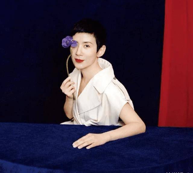 不一样的烟火——吴君如,因扮丑成名的影后,52岁做导演,至今不婚.