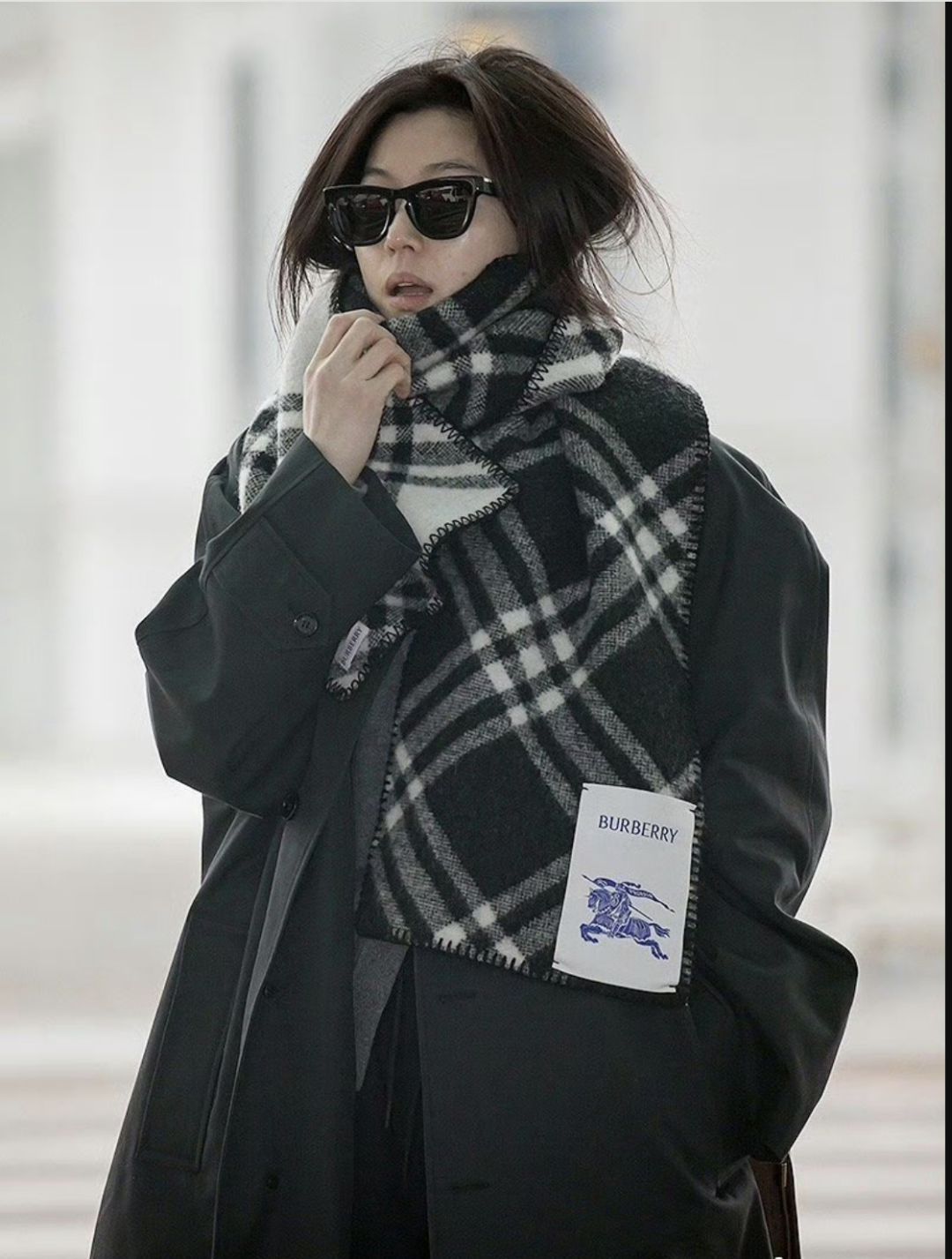 44岁汤唯,42岁全智贤机场出发,同样是素颜,气质气场截然不同_明星