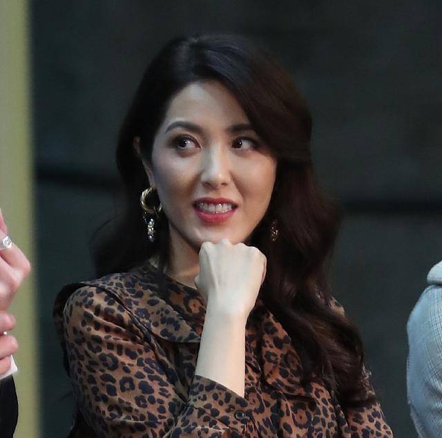 最美女鬼曾黎:三位前任皆是影帝,不火只因当年那套"男人装"_李易祥