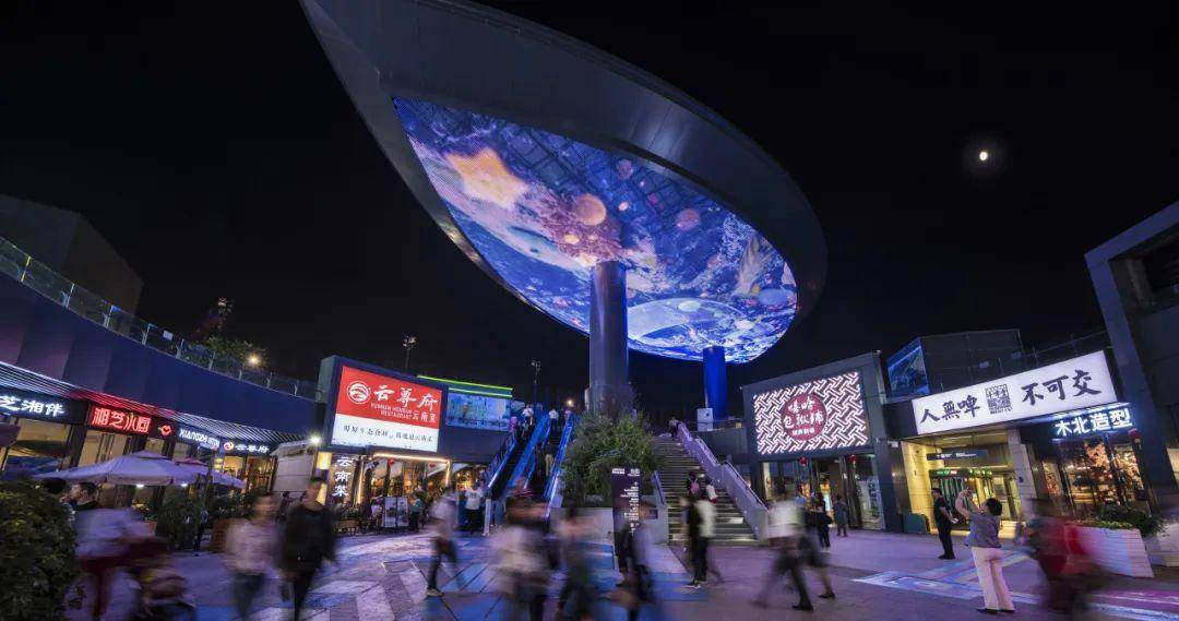 在北京市华熙live · 五棵松项目中,项目场地中央的下沉空间弥补了