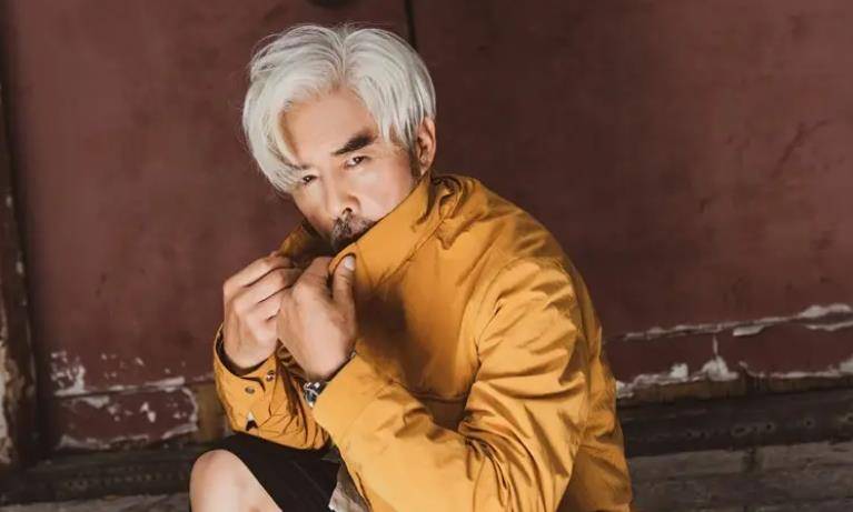 69岁的张双利:被称为中国第一潮叔,活成了年轻人羡慕的样子_工作_时尚