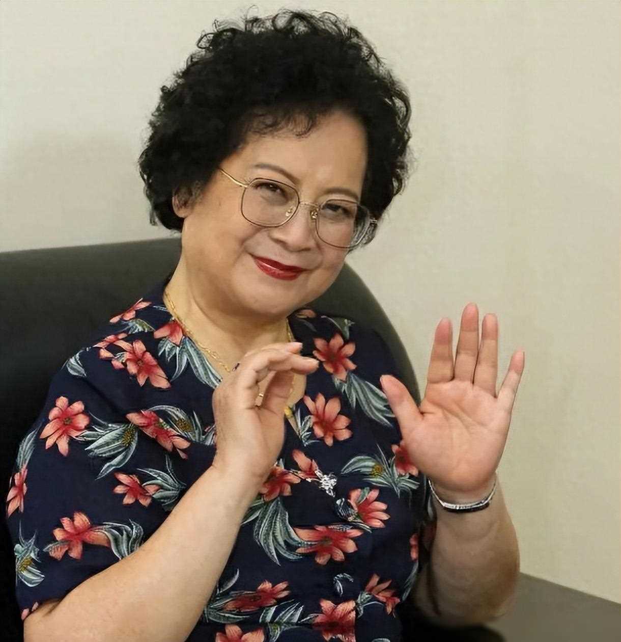 最后,让我们祝愿左大玢老师能够在晚年的生活中幸福安康,也期待她的