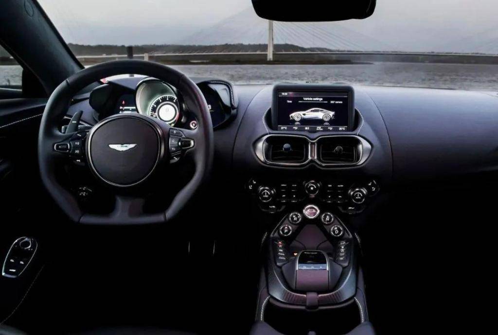 如果说现款的 vantage 内饰还保留些许英国车内敛,古典气质,保留了