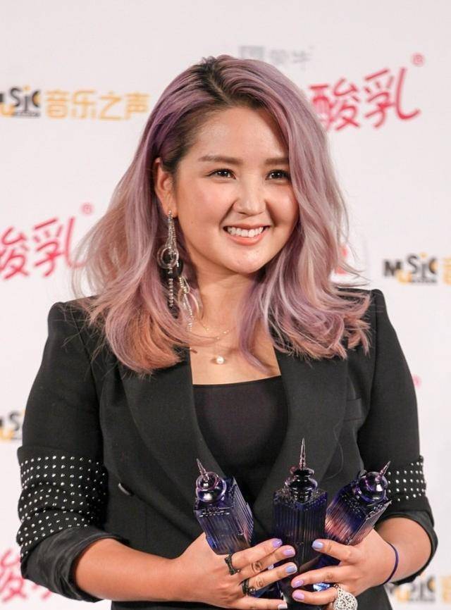 何洁五官还是很漂亮的,虽然脸蛋肉肉的,但无滤镜生图也扛得住_西装