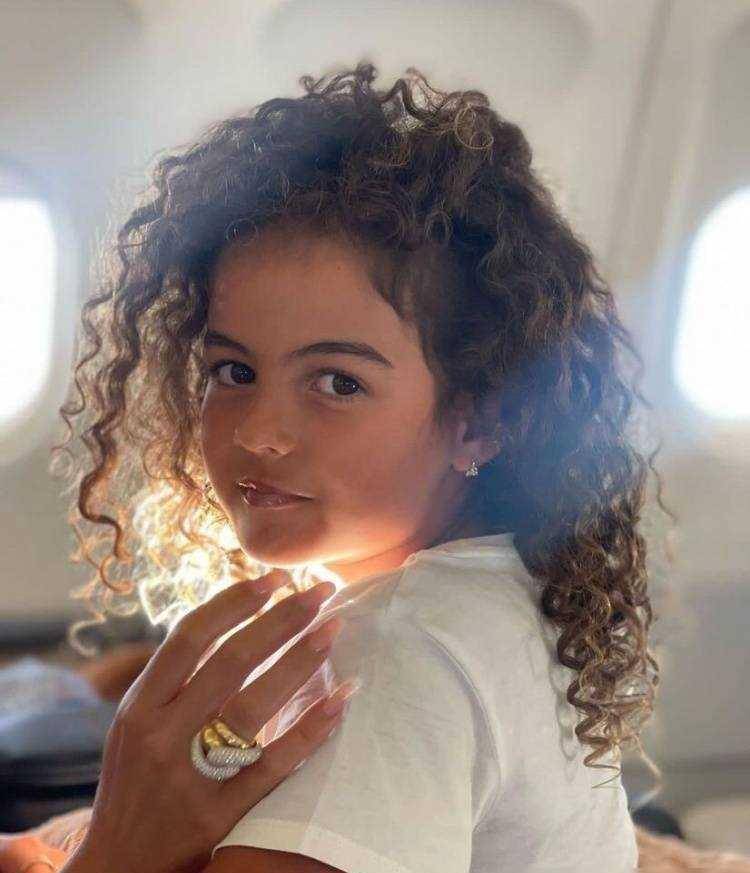 乔治娜更新动态:观战迷你罗比赛,c罗牵着女儿一起逛街_生活_家庭_场景