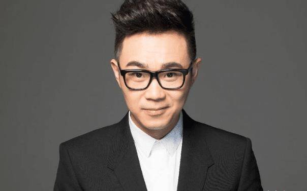 被称为全能艺人的董成鹏,上学时就组建乐队,婚后夫妻感情非常好_妻子