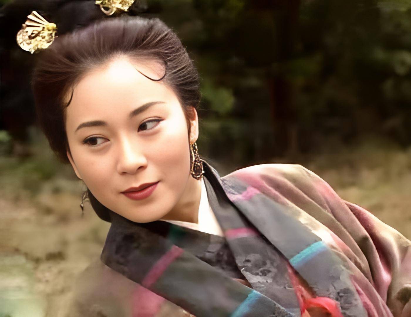 听闻杨过娶了李莫愁,黄蓉再也按捺不住,她带着郭芙寻到了古墓_小龙女