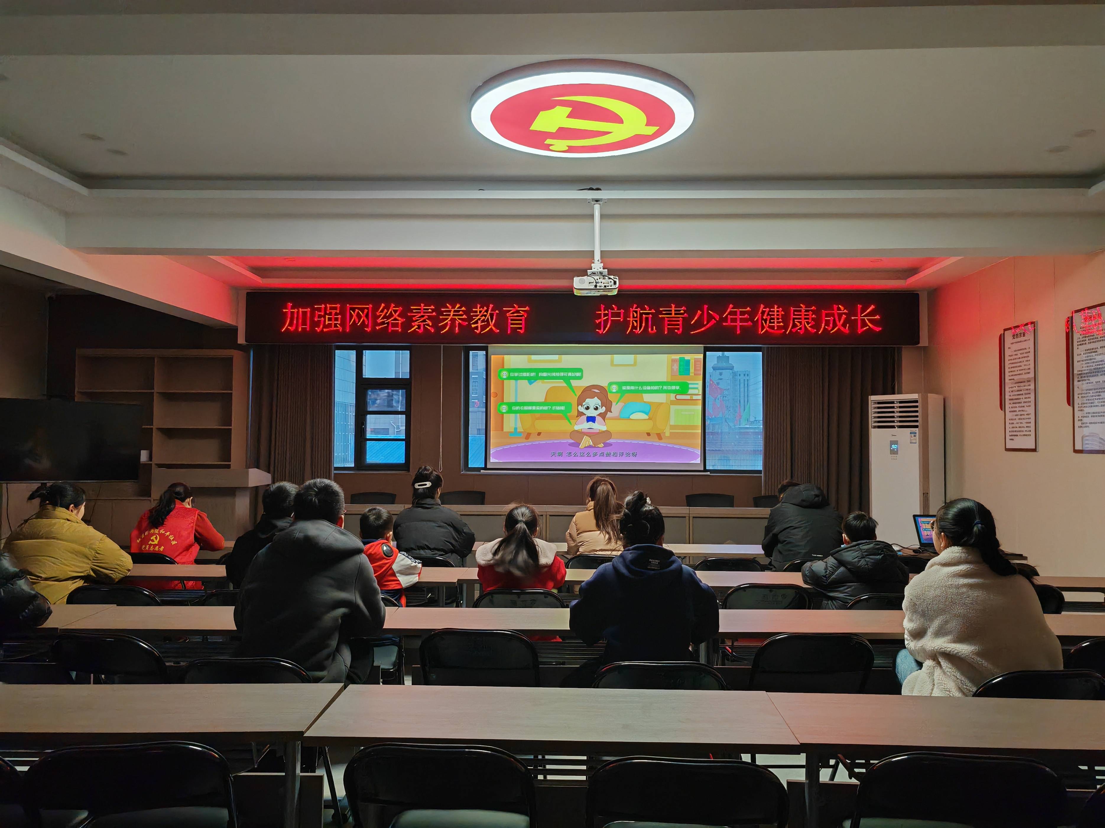 巩义市和平社区开展"12355青春自护 网络素养教育"主题宣传活动