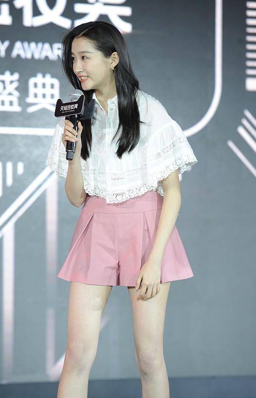 关晓彤的颜值没话说,穿带洞的服装秀身材,在外媒镜头下也没瑕疵_镂空