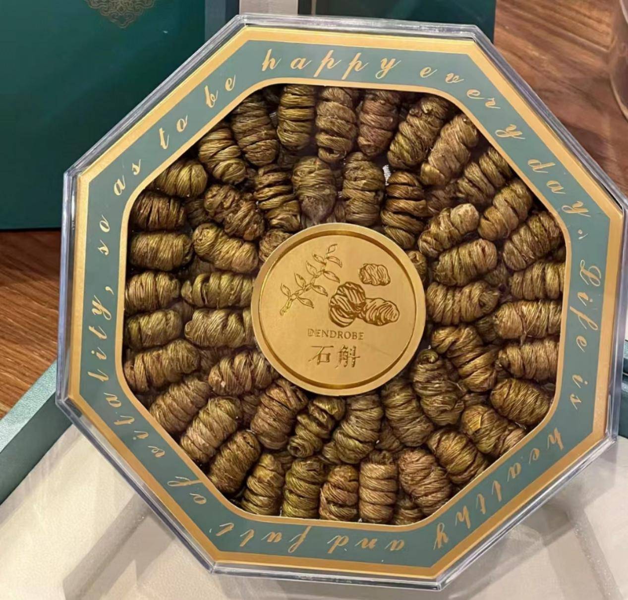 碧泉源铁皮石斛口感醇厚,喝起来口感浓郁,略带一丝甜味,让人回味无穷.