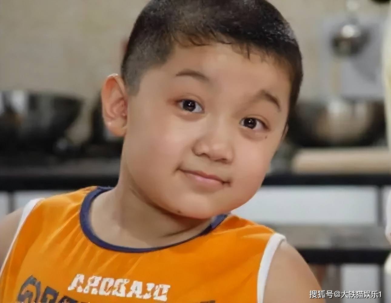 尤浩然三岁多就因为一支公益广告红遍大江南北,广告中,小小的他虎头虎