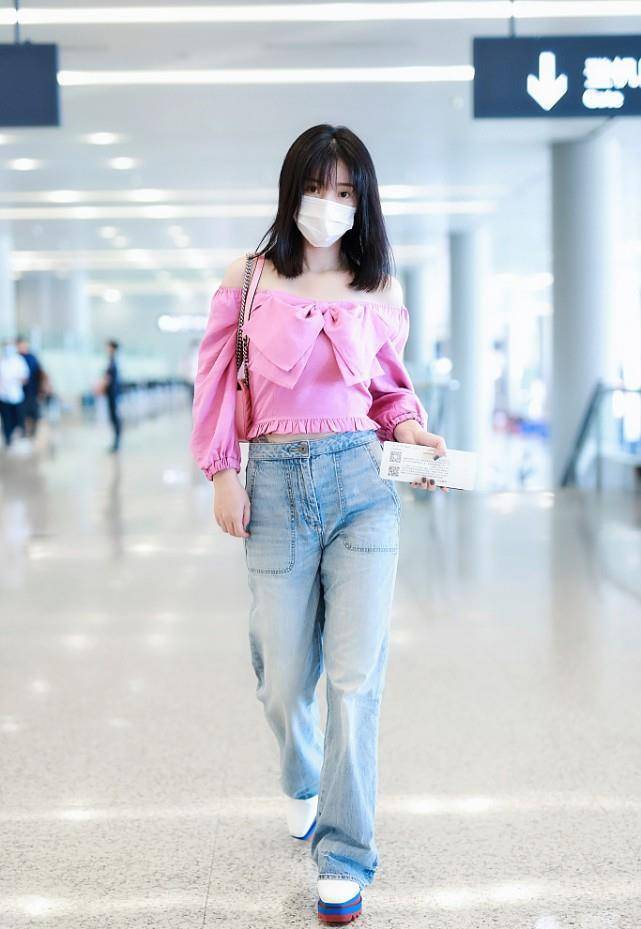 身材丰腴,但穿着却像少女一样,一身粉蓝搭配太清新了_服装_牛仔裤