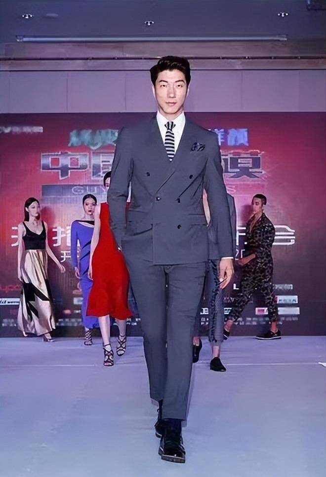 技校的毕业证拿不出手,琢磨了半个多月,没办法,为了养活自己,张亮只能