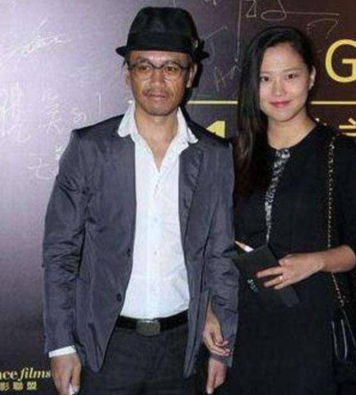 48岁王学兵身材发福晒成黑炭,携小16岁娇妻现身,烟不离手?