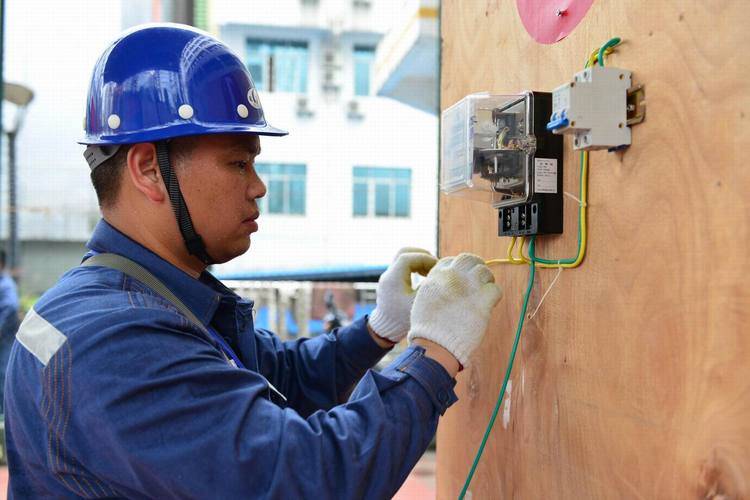 许多企业在招聘电工时都会要求应聘者持有相应的职业资格证书