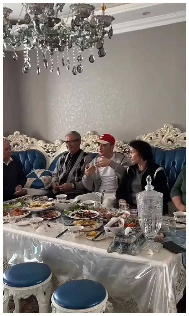 新疆街头"迪丽热巴"遍地开花!_家人_观众_明星