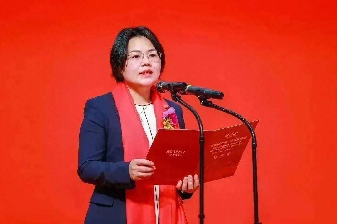 不过,她碰到了一位学霸,后来,他成为唐雪姣的丈夫,叫彭建林.