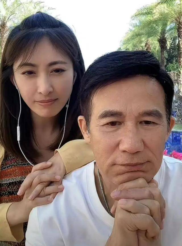 骆达华也选择了在内地娶妻,他的妻子卢燕是土生土长的上海姑娘.