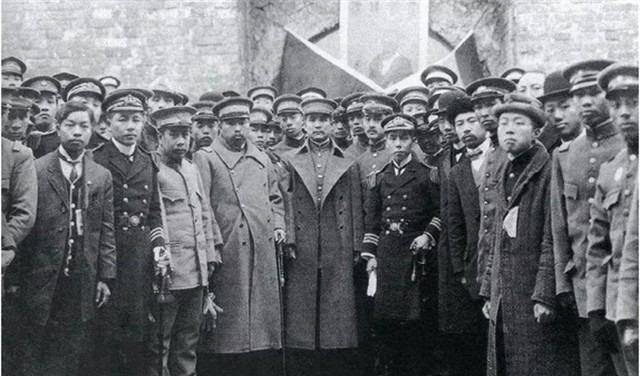 由于各种条件不成熟,孙中山被迫辞去中华民国的总统之位,让位于袁世凯