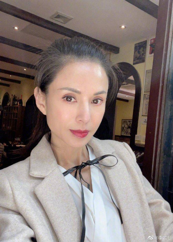 黎姿53岁状态引发热议,网友惊叹:岁月从不败美人!_保养_心态_皮肤