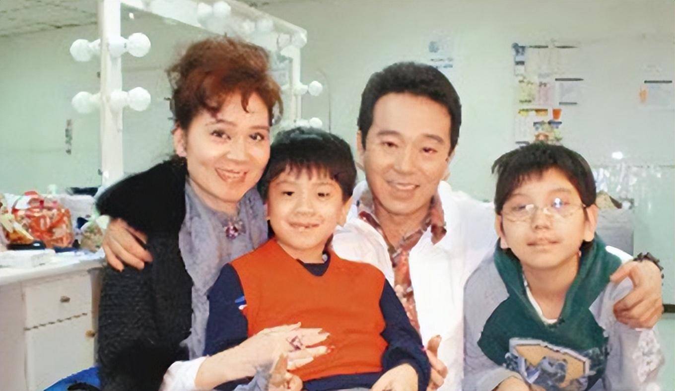 隐婚30年零绯闻,长期吃剩饭菜,一件衣服穿35年,却因直播被骂哭_张晨光