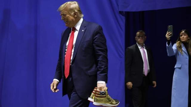 三亿罚款身上压,川普老婆闹分家,美国总统的尽头,就是带货主播_投降