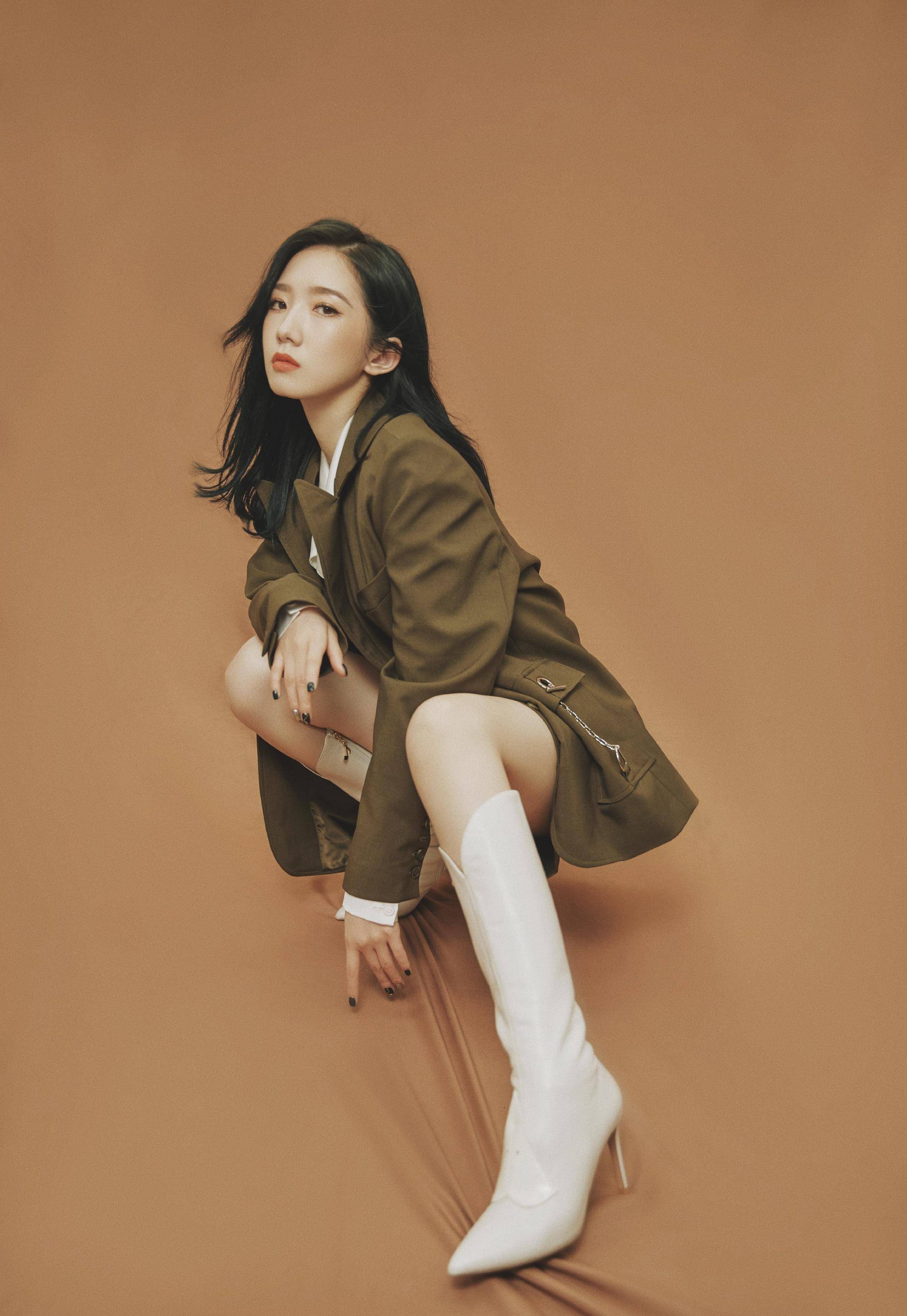 孟美岐惊喜现身出镜间,绿西装搭配低领白衬衫,状态超好惹人爱_时尚