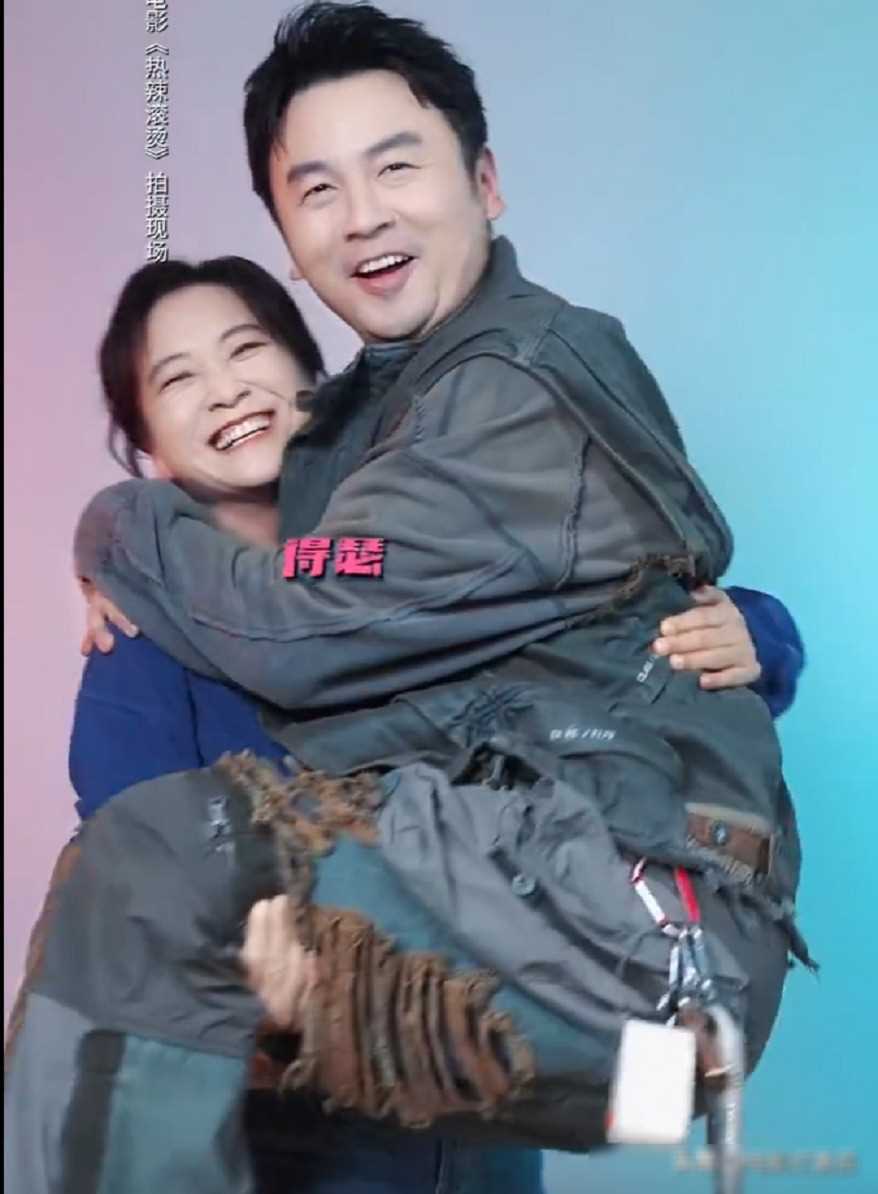 贾玲这一抱,惹得雷佳音"娇羞一笑",令多少男明星汗颜?_减肥_身体_力量