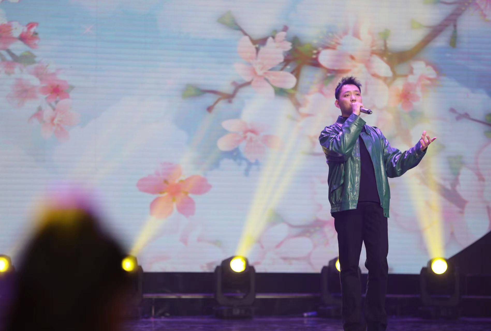 作为晚会的开场歌手,海伦连唱两首,脍炙人口的音乐将现场气氛瞬间点燃