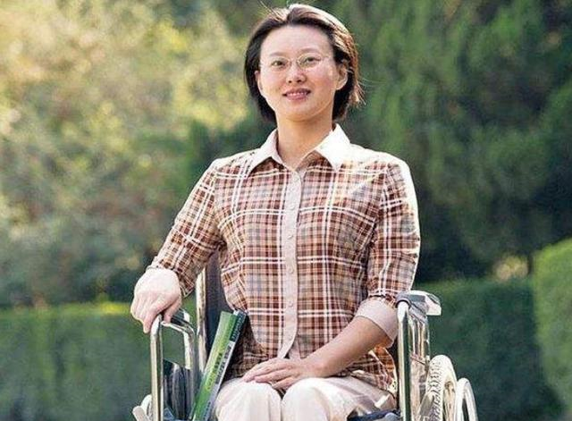 中国首个轮椅上的女博导:11岁双腿残疾,自学获本科学历成博士_侯晶晶