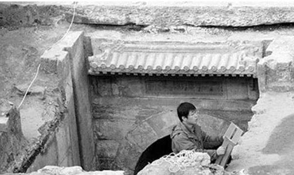 专家倒吸一口凉气,吓出一身冷汗,因为在李莲英棺椁中,只有一颗头颅