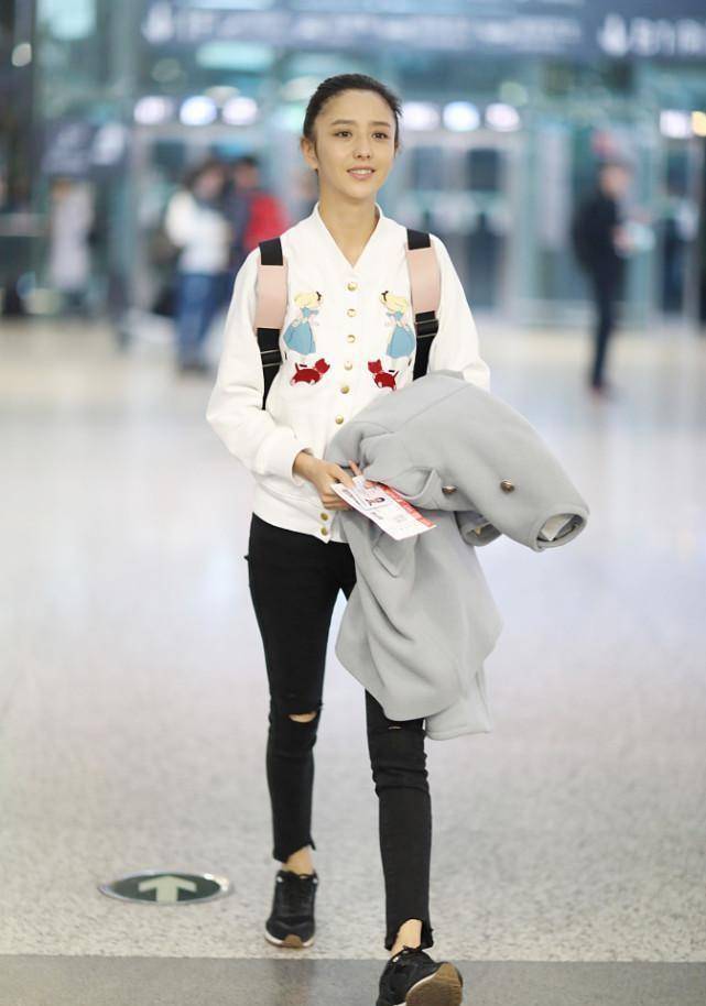 佟丽娅的素颜还挺能打的,私下里穿得真随意,一点明星架子都没有