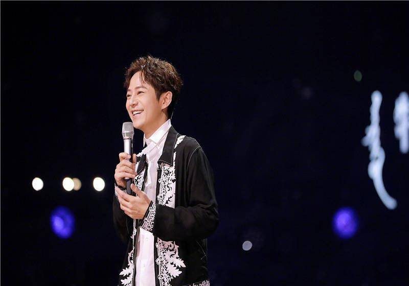 何炅收粉丝送的金条?高情商回应并表明态度,不在乎面子拒收一切礼物.