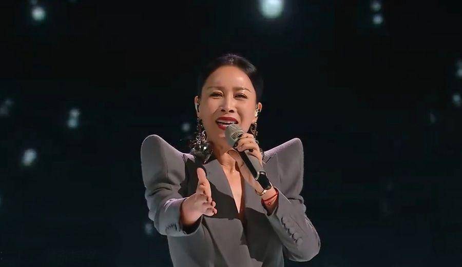 成团夜变假唱夜:那英还没拿起话筒,歌声就出来了,吓得赶紧转身_周笔畅