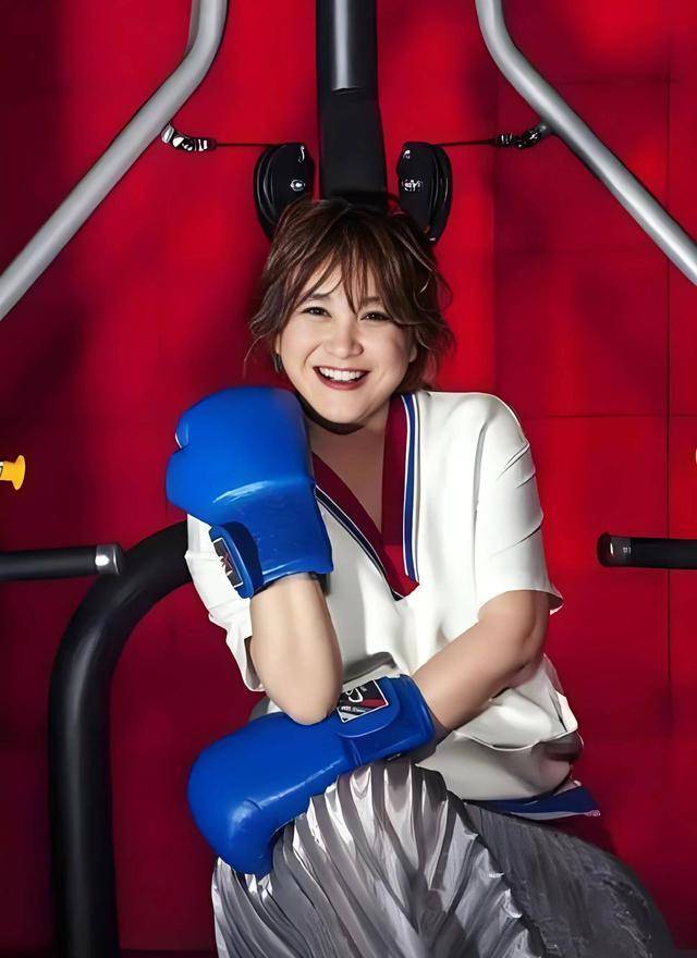 为了《热辣滚烫》贾玲暴瘦100斤,网友ai她暴瘦后拳击手的样子.