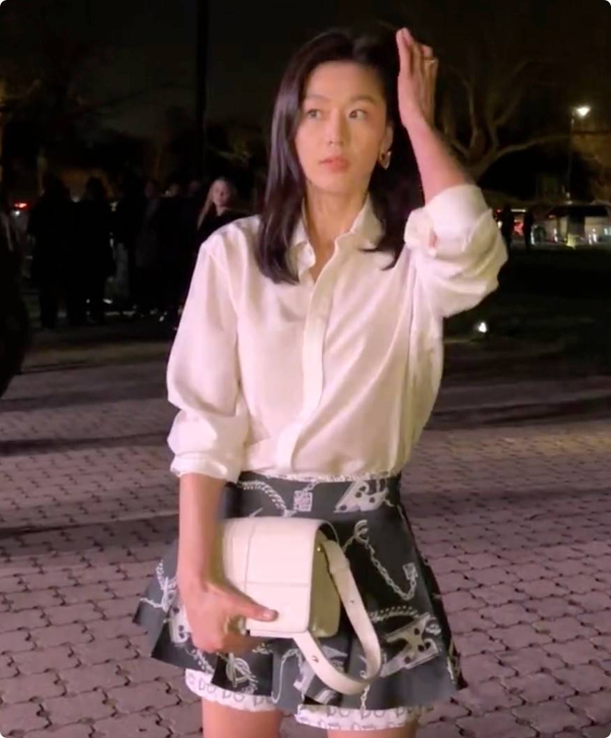 44岁汤唯和42岁全智贤同框:有人颜值昙花一现,有人越老越年轻_网友