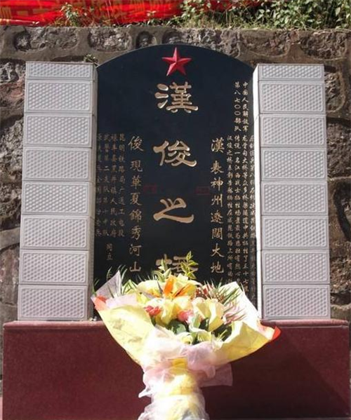 就会发现在第7号桥墩上面刻着这么13个字,"熊汉俊烈士千古,昆明铁道