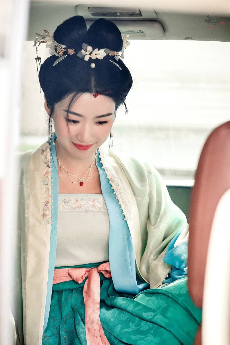 女星卢昱晓身材这么好,穿古装抹胸上围竟如此傲人,全身包裹仍非常性感