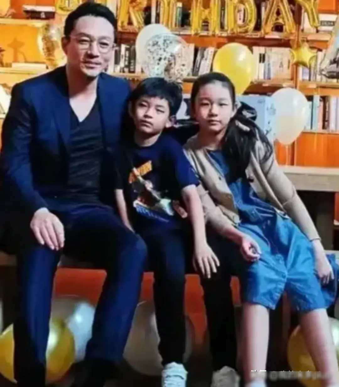 汪小菲带一儿一女学骑马,9岁玥儿t恤又瘦又短不合身,驼背明显_生活