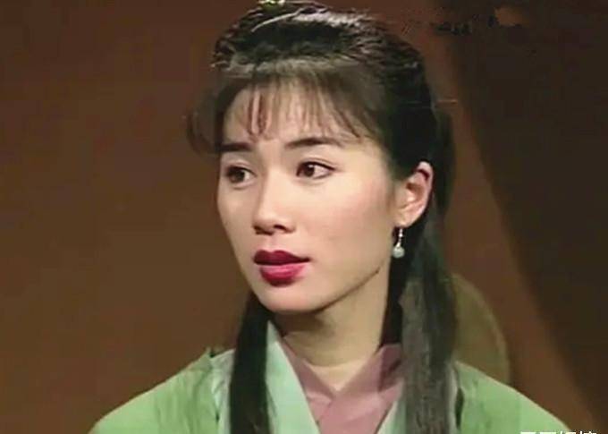 49岁张可颐晒近照,依偎妈妈怀中似孩童,比剪刀手卖萌少女感十足_事业