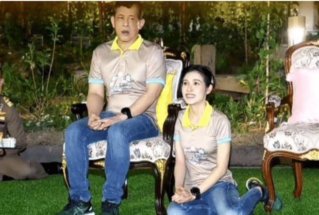 诗妮娜没有失宠,获泰王公开表白晒情侣装,t恤配牛仔