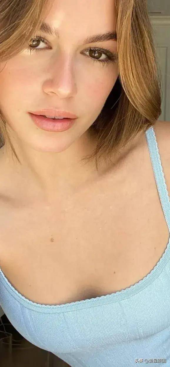 凯雅·伯格的时尚风格也备受赞赏,使她成为许多国际品牌和各奢侈品