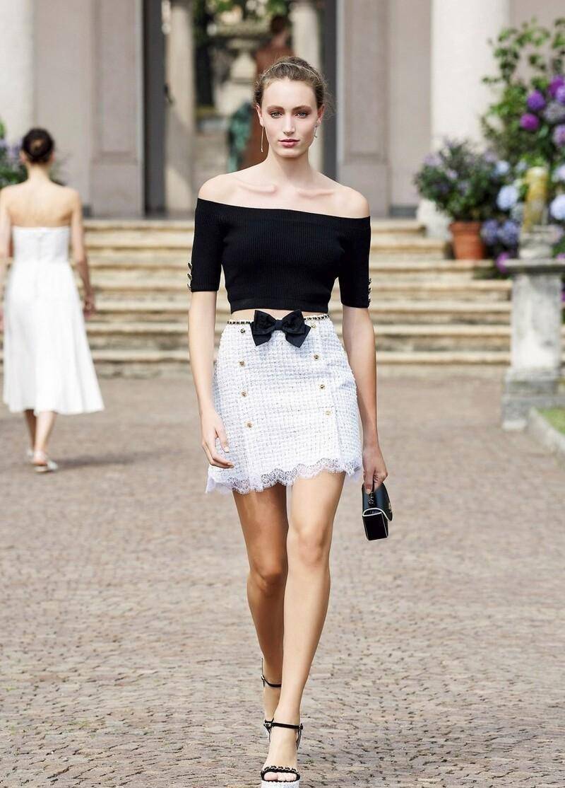 一字肩直角肩的小姐姐看过来,试试这些服装单品,轻松秀出好身材