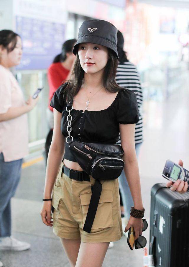 袁冰妍长了张娃娃脸,就算穿露脐装配工装短裤,不帅反而很甜美_造型