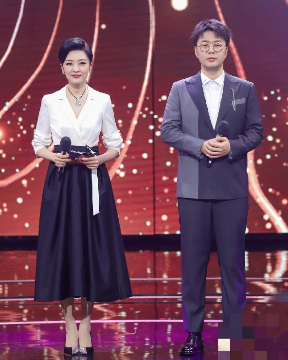 当49岁董卿和55岁周涛站在一起,终于明白什么叫做"顶级骨相"_岁月