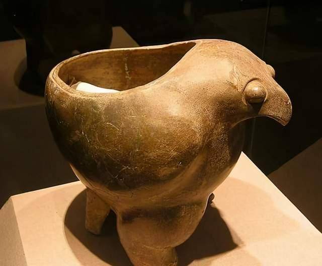 陕西农民犁地发现陶鹰鼎,带回家做鸡食盆,无偿上交后却成国宝_殷思义