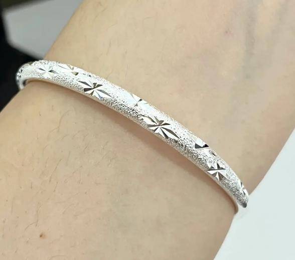 女子长期佩戴"银手镯",真的对身体好吗?