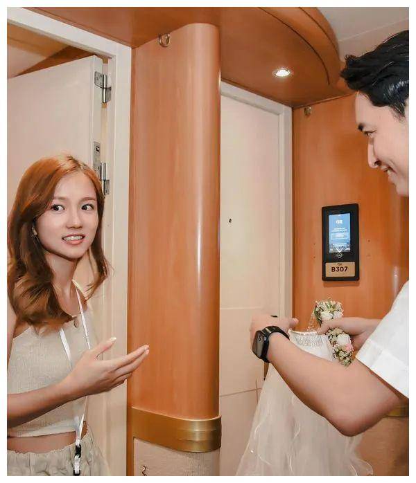 tvb男演员郭子豪向女友求婚成功,女方感动爆哭,曾被指是第三者_邓卓