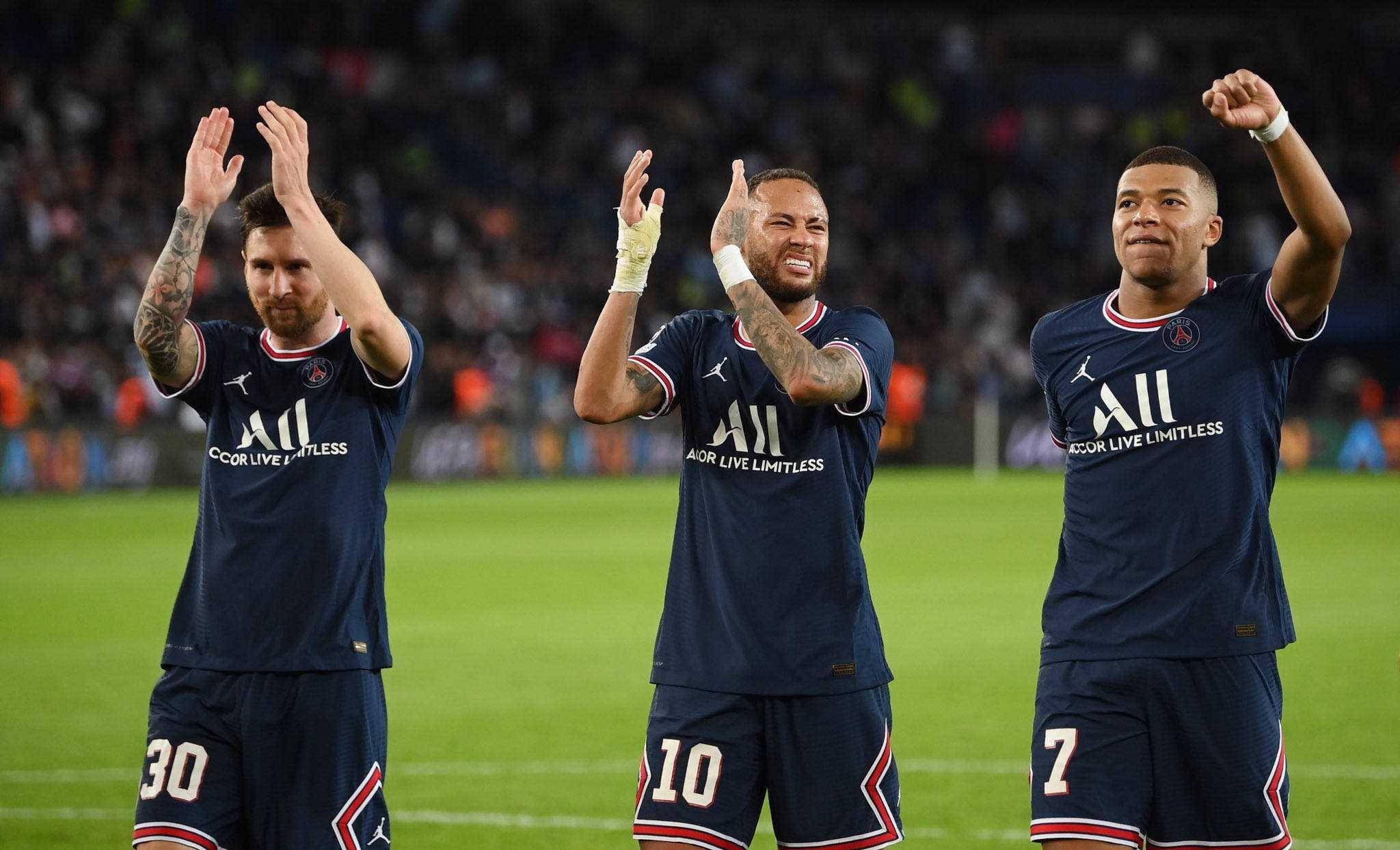 足坛头号球星即将加盟,银河战舰再起航,欧冠稳了!_球迷_的足球_舞台