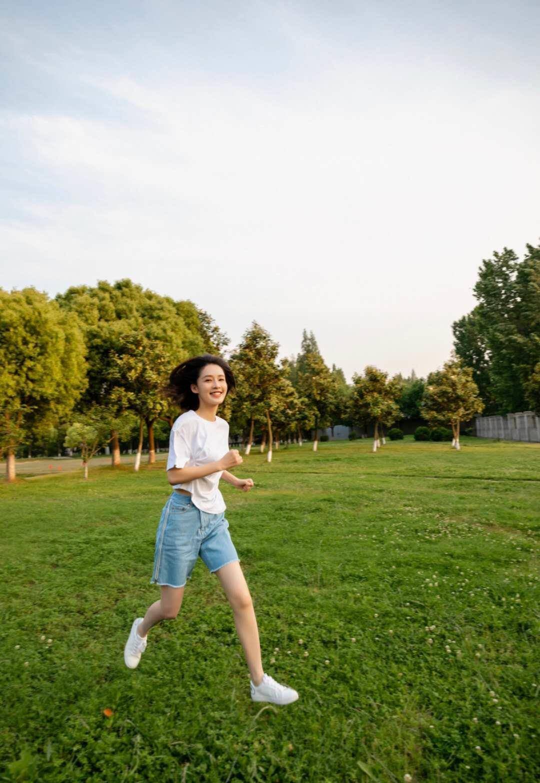 李沁穿衣最大胆的一次,露背装狂秀美背,瘦得让人心疼_显得_上衣_裙子